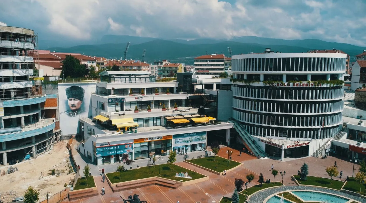 Bolu — klinik binası ve şehir meydanı